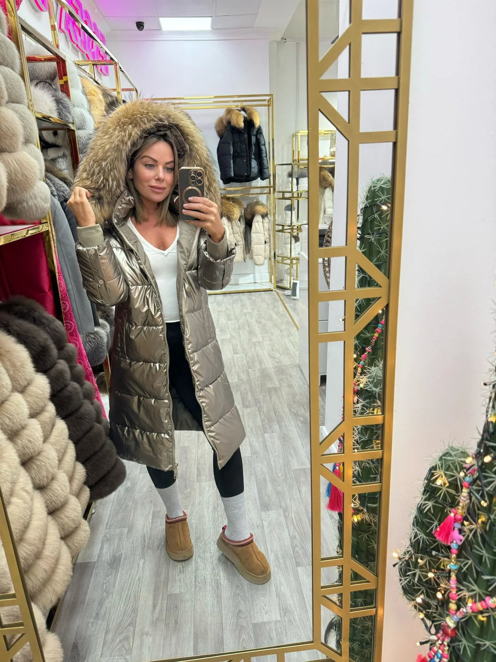 Doudoune de Luxe Laura Jane Paris ‘Val Thorens’ Mi-Longue Doré avec Capuche Naturel