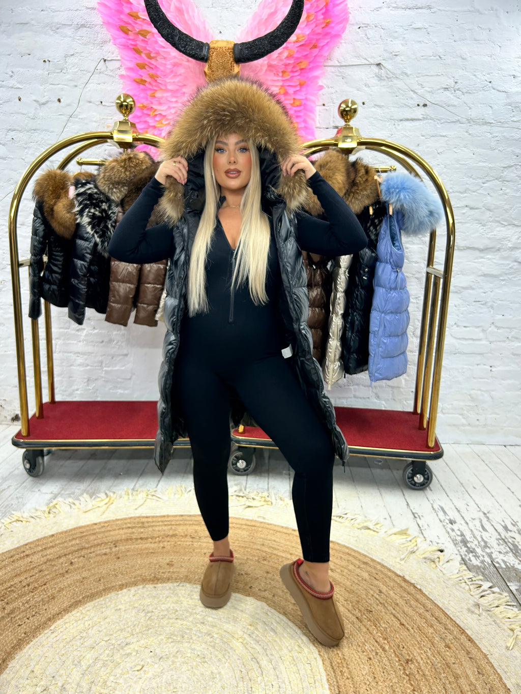 Doudoune Sans Manche de Luxe Laura Jane Paris ‘Courchevel’ Longue Noir avec Capuche Naturel