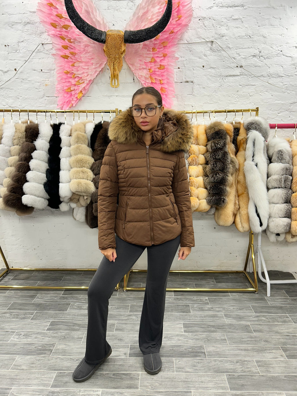 Matte Doudoune de Luxe Laura Jane Paris ‘Val D’Isère ’ Courte Choco avec Capuche Naturelle