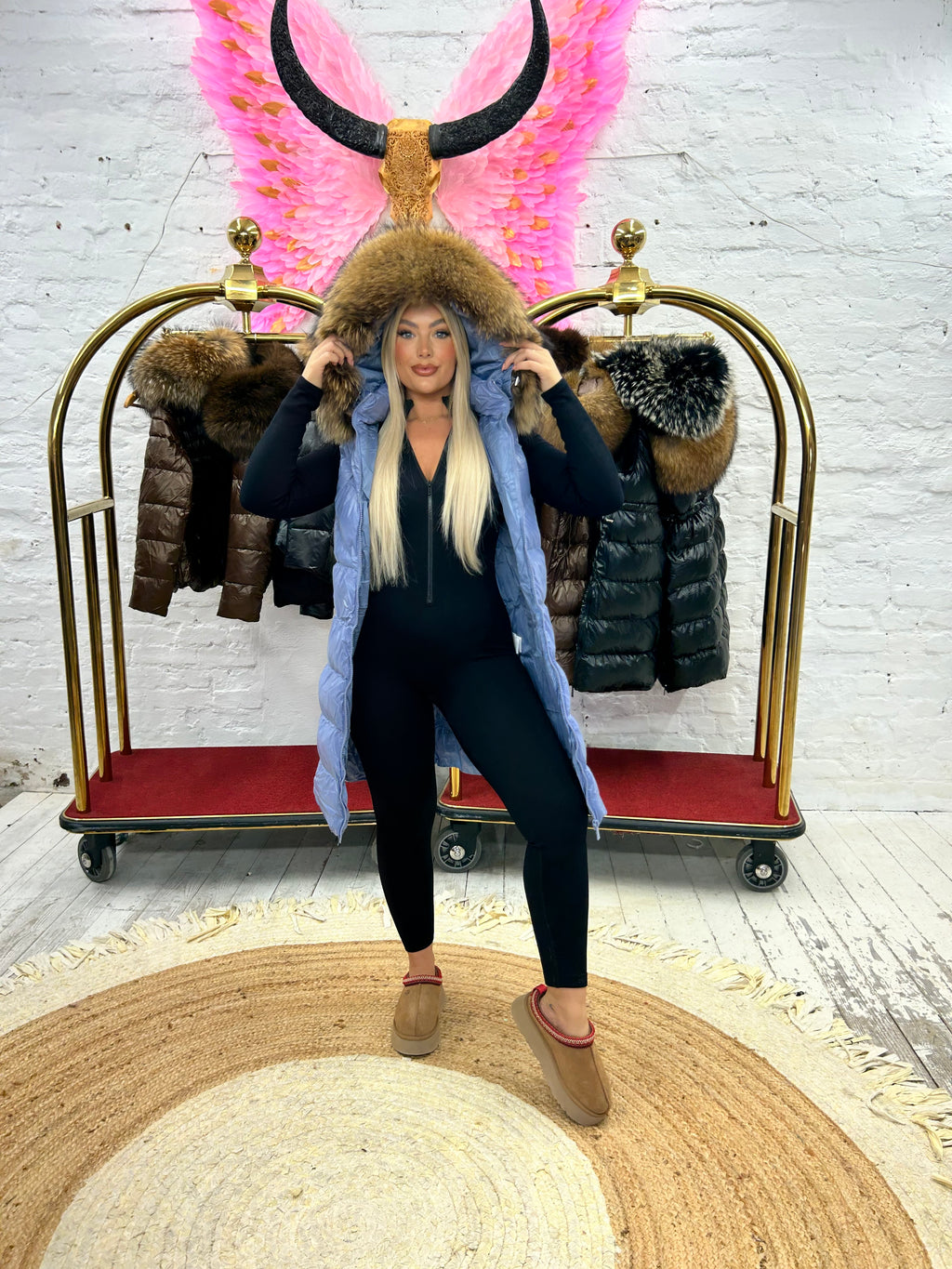 Doudoune Sans Manche de Luxe Laura Jane Paris ‘Courchevel’ Longue Bleu avec Capuche Naturel