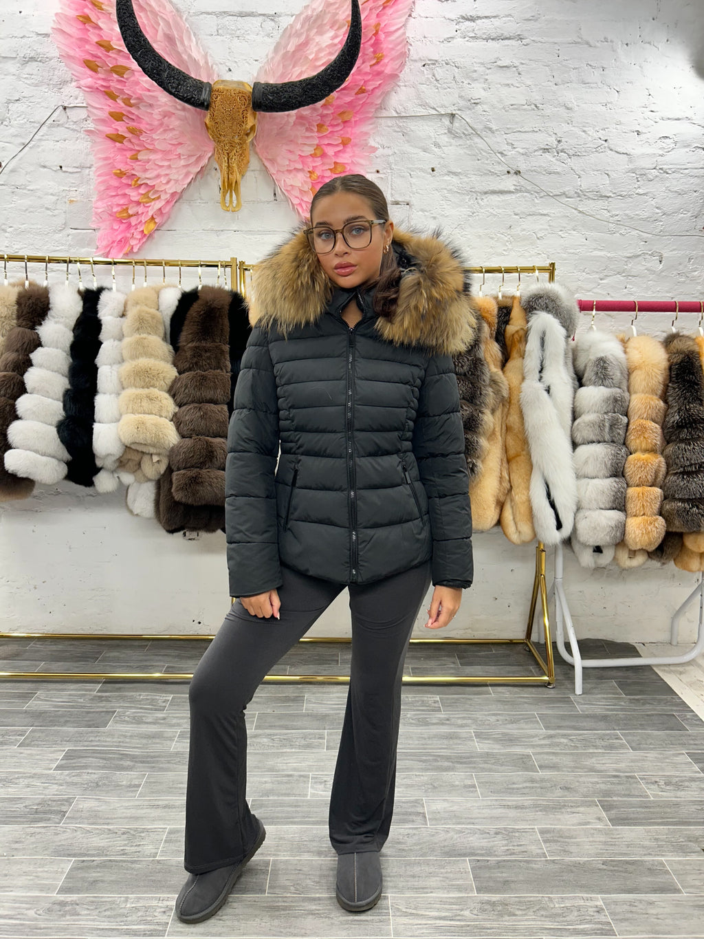 Matte Doudoune de Luxe Laura Jane Paris ‘Val D’Isère ’ Courte Noir avec Capuche Naturelle