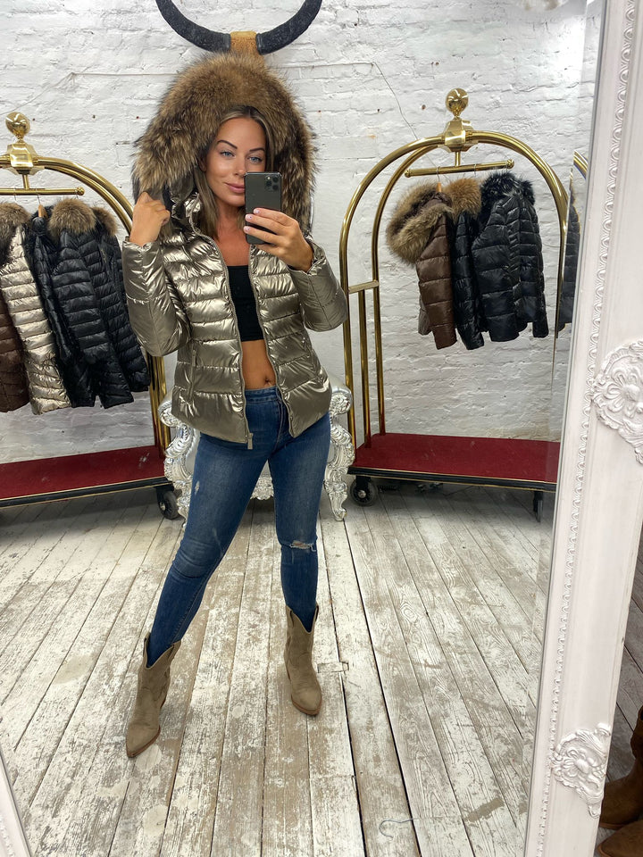 Doudoune de Luxe Laura Jane Paris ‘Val D’Isère ’ Courte Doré avec Capuche Naturelle