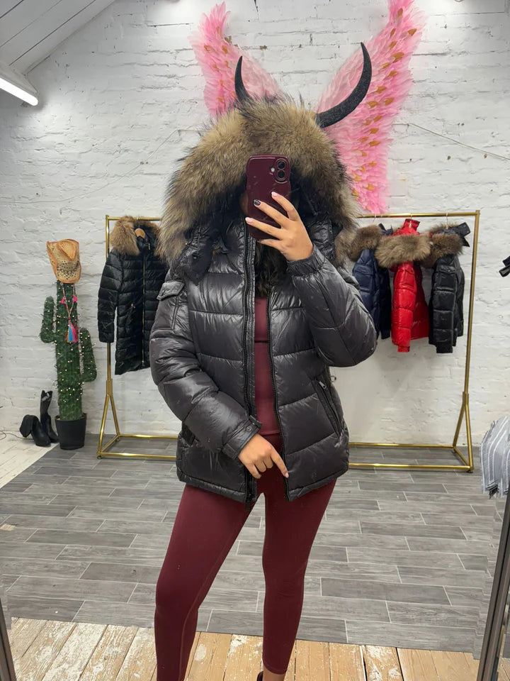 Doudoune de Luxe Laura Jane Paris ‘St-Moritz’ Courte Gris avec Capuche Naturel