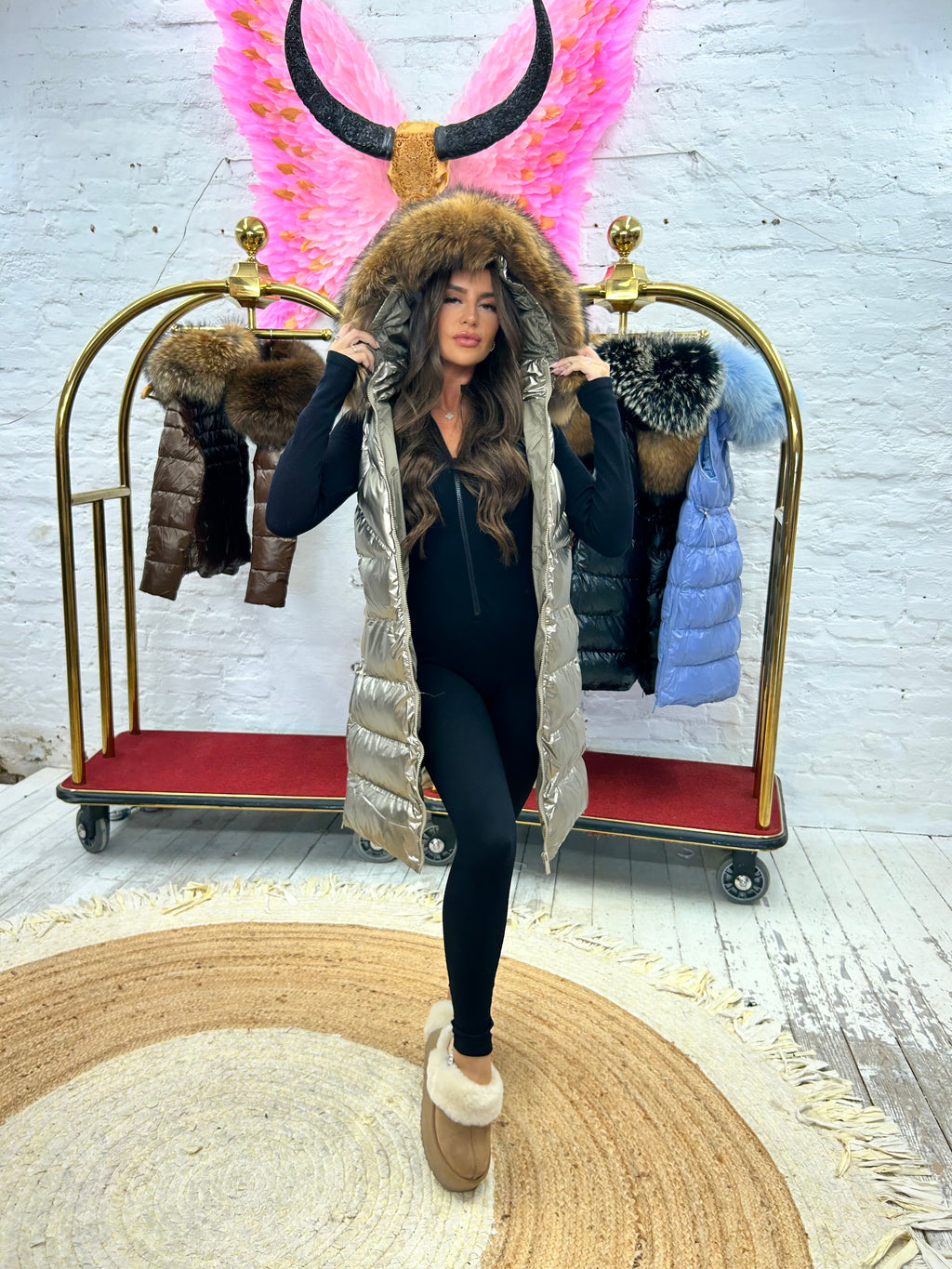 Doudoune Sans Manche de Luxe Laura Jane Paris ‘Courchevel’ Longue Metalique  avec Capuche Naturel