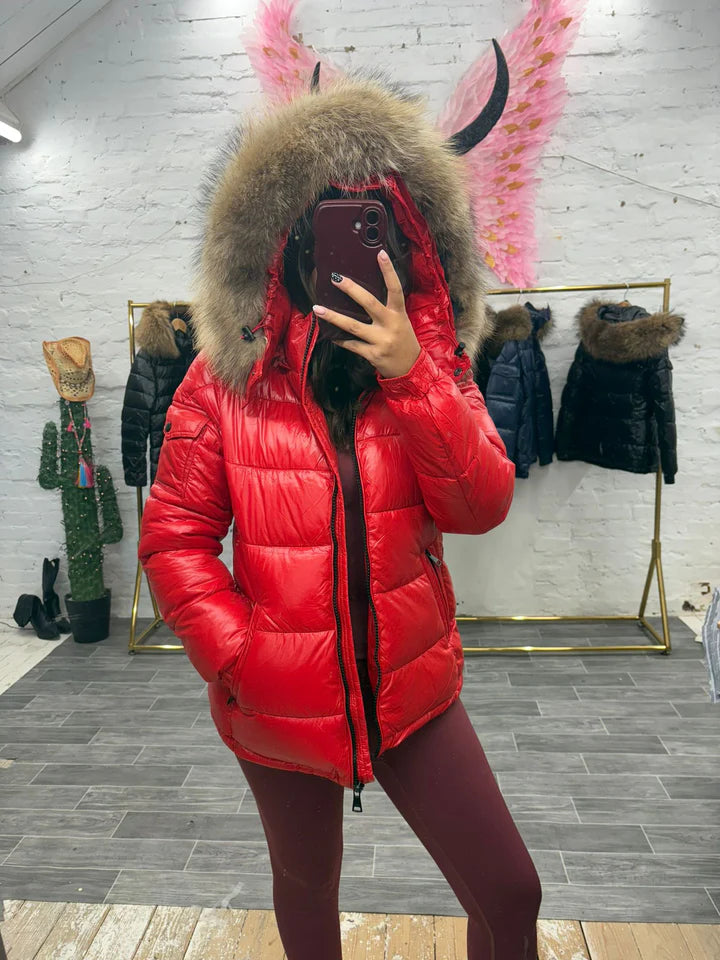 Doudoune de Luxe Laura Jane Paris ‘St-Moritz’ Courte Rouge avec Capuche Naturel