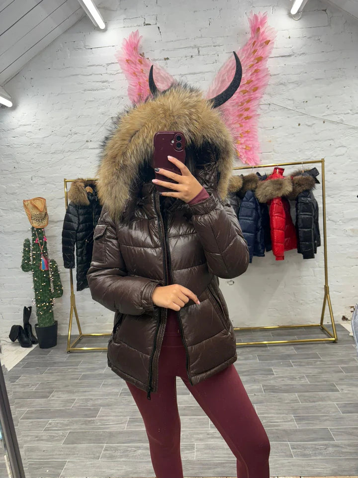 Doudoune de Luxe Laura Jane Paris ‘St-Moritz’ Courte Marron avec Capuche Naturel