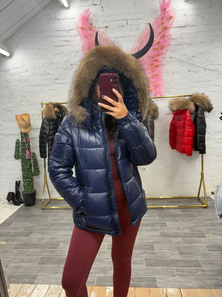 Doudoune de Luxe Laura Jane Paris ‘St-Moritz’ Courte Marine avec Capuche Naturel