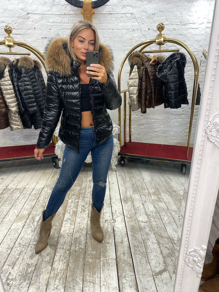 Doudoune de Luxe Laura Jane Paris ‘Val D’Isère ’ Courte Noir avec Capuche Naturelle