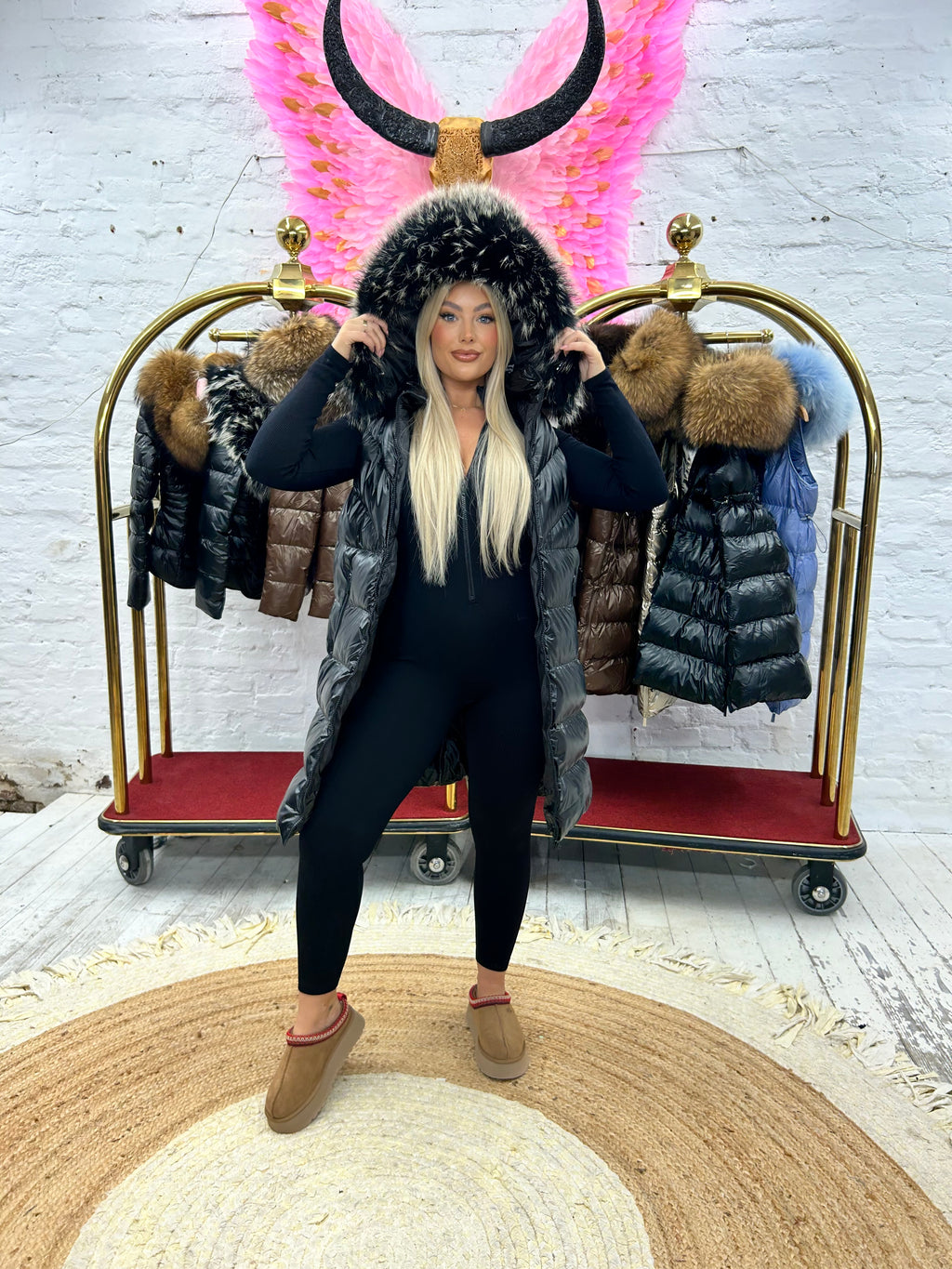 Doudoune Sans Manche de Luxe Laura Jane Paris ‘Courchevel’ Longue Noir avec Capuche Noir