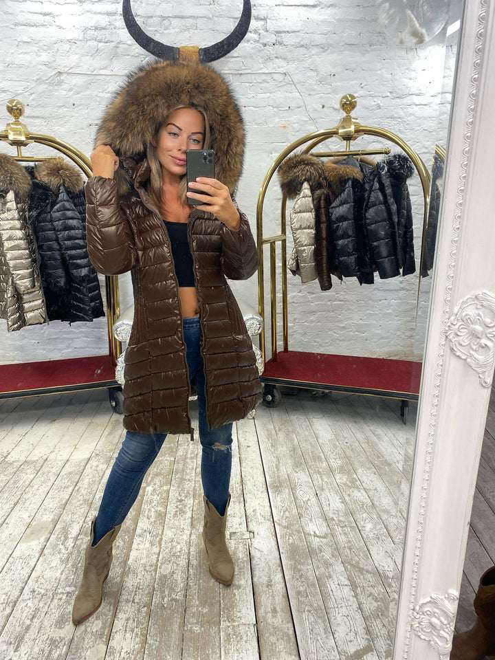 Doudoune de Luxe Laura Jane Paris ‘Val D’Isère ’ Mi-Longue Marron avec Capuche Naturelle
