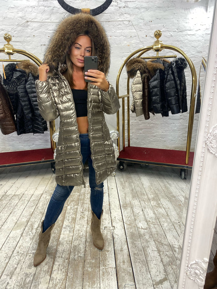 Doudoune de Luxe Laura Jane Paris ‘Val D’Isère ’ Mi-Longue doré avec Capuche Naturelle