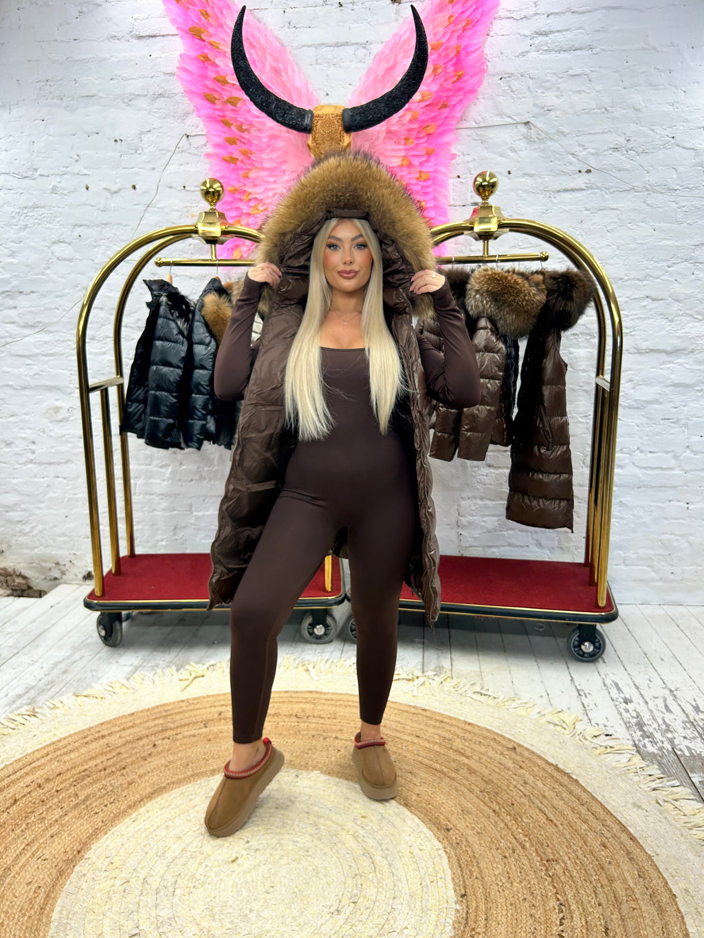 Doudoune Sans Manche de Luxe Laura Jane Paris ‘Courchevel’ Longue Marron avec Capuche Naturel