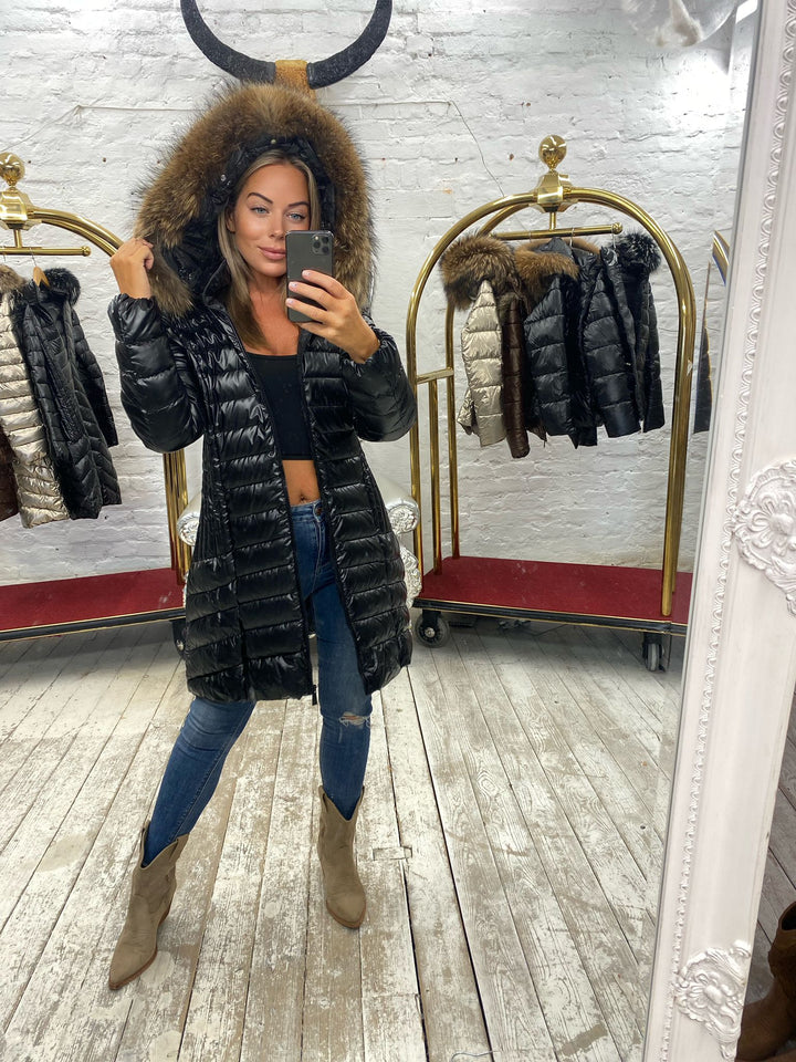 Doudoune de Luxe Laura Jane Paris ‘Val D’Isère ’ Mi-Longue Noir avec Capuche Naturelle